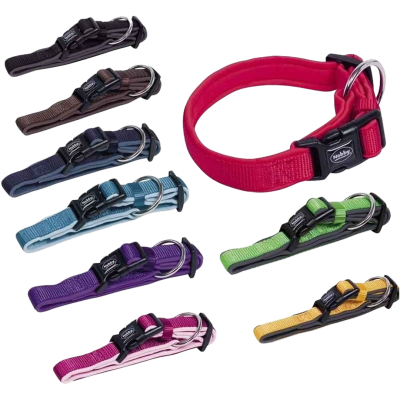 Mehrere Hundehalsbänder mit schwarzer Kunststoffschnalle und Metallring, in Farben wie Rot, Grün, Blau, Braun und Lila. Gepolsterte Oberfläche mit sichtbarer Stoffstruktur.