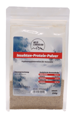 Ein transparenter Kunststoffbeutel mit hellbraunem Pulver und Etikett mit der Aufschrift „Insekten-Protein-Pulver“. Das Etikett zeigt eine Berglandschaft in Blau-Weiß mit rotem Schriftbalken.