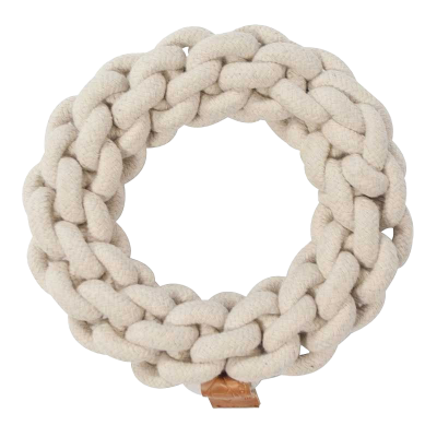 Rundes Hundespielzeug aus dickem, geflochtenem, cremefarbenem Seil mit kleinem Lederetikett am unteren Rand.