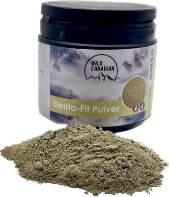 Ein schwarzer Kunststoffbehälter mit grün-weißem Etikett steht hinter einem losen Haufen hellbraun-grünlichem Pulver mit leicht körniger Struktur auf weißem Untergrund.