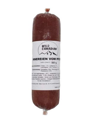 Eine Frostfleischrolle mit weißem Etikett und der Aufschrift „Innereien vom Pferd“. Verpackt in einem nicht essbaren Kunstdarm. Die Füllung ist fein gewolft und dunkelrot.