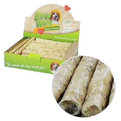 Eine Displaybox enthält mehrere gerollte Hundesnacks der Marke „Bow Wow Natural Snacks“. Ein Hundebild und ein Slogan sind auf der Verpackung zu sehen.