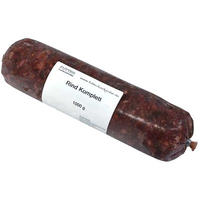 Rind Komplett 1000 g Eine Frostfleischrolle mit weißem Etikett und der Aufschrift „Rind Komplett“. Verpackt in einem nicht essbaren Kunstdarm. Die Füllung ist grob gewolft und dunkelrot mit hellen Einschlüssen.