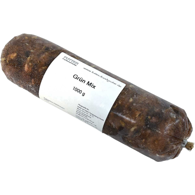 Frostfleischrolle mit dunkelrotem Inhalt, fest verpackt in einem nicht essbaren Kunstdarm,