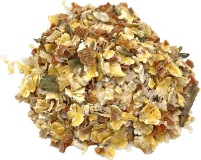 Eine grobe Gemüsemischung mit gelben, grünen, weißen und orangefarbenen Flocken, teilweise gewellt oder gewürfelt, lose auf weißem Untergrund verteilt.