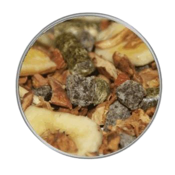 Eine Früchtemischung mit Luzerne: sichtbar sind getrocknete Bananenscheiben, dunkle Fruchtwürfel, grüne Luzerne-Pellets und braune Flocken in grober Struktur.