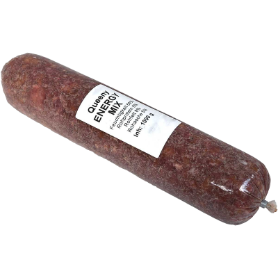 Eine Frostfleischrolle mit weißem Etikett und der Aufschrift „Queeny Energy Mix“. Verpackt in einem nicht essbaren Kunstdarm. Die Füllung ist grob gewolft und dunkelrot marmoriert.