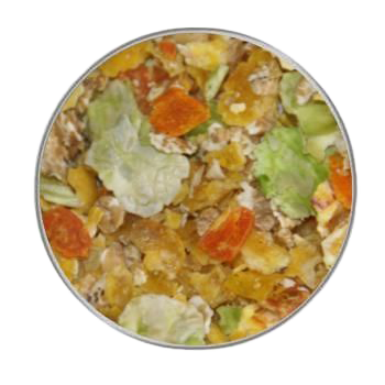 Eine bunte Flockenmischung mit orangenen, grünen und gelben Gemüsechips sowie kleinen Haferflocken, in einer kreisförmigen Draufsicht gleichmäßig verteilt.