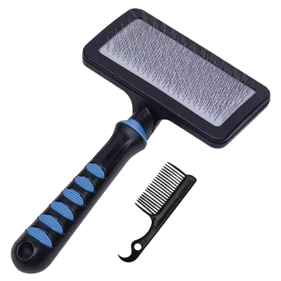 Zwei Hundepflegewerkzeuge: eine große Slicker-Bürste mit feinen Metallborsten und blauen Akzenten sowie ein schwarzer Kamm mit Hakenende auf hellem Hintergrund.