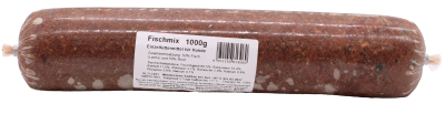 Eine Frostfleischrolle mit dunkelbraunem, fein gewolftem Inhalt und hellen Fett- oder Fleischstückchen. Auf dem weißen Etikett steht „Fischmix“. Verpackt in einem nicht essbaren Kunstdarm.