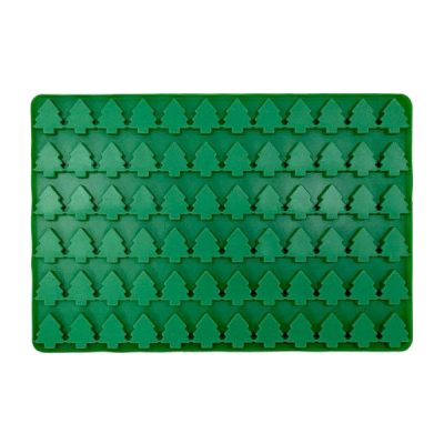 Eine rechteckige Silikonbackform in Grün mit vielen gleichmäßig angeordneten Vertiefungen in Tannenbaumform, glatte Oberfläche, flach ausgeführt und freigestellt dargestellt.