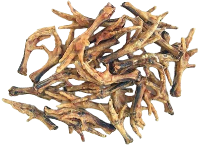 Mehrere ganze Hühnerkrallen mit deutlich erkennbaren Zehen und Krallen. Die Oberfläche ist beige bis braun, stellenweise dunkel geröstet, mit leicht verdrehten, knochigen Formen.