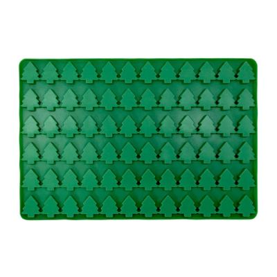 Grüne Silikonform mit vielen kleinen Mulden in Form von Tannenbäumen