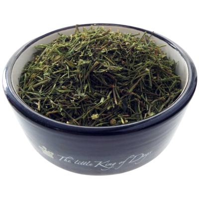 Ein dunkelblauer Napf mit einer locker eingefüllten Portion getrockneter, grünlicher Kräuterstängel mit faseriger Struktur.