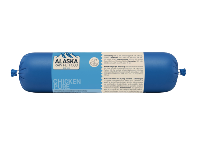 Eine blaue Frostfleischrolle mit hellblauem Etikett ‚Chicken Pure‘, verpackt in nicht essbarem Kunstdarm; seitlich ein beiges Informationsetikett mit Text.