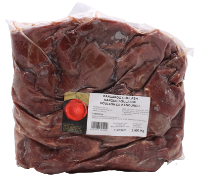 Ein vakuumverpackter Beutel mit tiefgekühltem Kängurufleisch in groben Stücken. Das Fleisch ist dunkelrot, ungleichmäßig geschnitten und durch die klare Kunststofffolie sichtbar, mit weißem Etikett auf der Vorderseite.