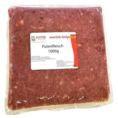 Ein flacher Kunststoffbeutel mit der Aufschrift „Putenfleisch“, gefüllt mit feinem, rötlich-braunem Putenfleisch in gleichmäßiger Struktur, Etikett weiß-rot.