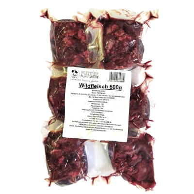 Ein Kunststoffbeutel mit sechs einzeln gefrorenen Portionen und weißem Etikett mit der Aufschrift „Wildfleisch“. Die Füllung ist grob gewolft und dunkelrot mit faseriger Struktur.