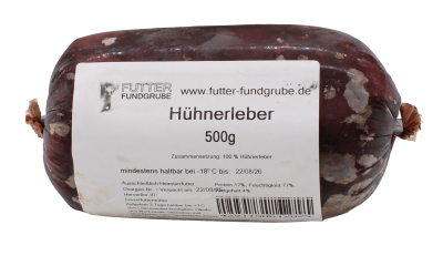 Eine Frostfleischrolle mit sehr dunklem, rötlich-braunem Inhalt und unregelmäßigen hellen Gefrierstellen. Oberfläche glatt und leicht glänzend. Verpackt in einem nicht essbaren Kunstdarm.