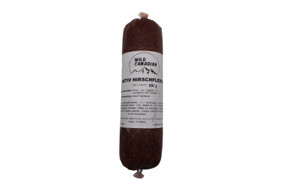Eine Frostfleischrolle mit weißem Etikett und der Aufschrift „Aktiv Hirschfleisch“. Verpackt in einem nicht essbaren Kunstdarm. Die Füllung ist dunkelrot und fein gewolft.