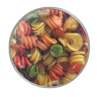 Eine kreisförmig angeordnete Mischung aus ungekochten Spiralnudeln in Gelb, Orange, Rot und Grün. Die Nudeln sind leicht glänzend und liegen dicht beieinander.