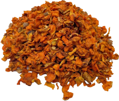 Ein ungleichmäßiger Haufen getrockneter orangefarbener Gemüsestücke mit matten, leicht bräunlichen Kanten auf weißem Untergrund.