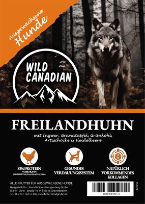 Ein Etikett mit schwarzem Hintergrund, naturgetreuem Wolf im herbstlichen Wald und orangem Farbelement oben links. Sorte Freilandhuhn für ausgewachsene Hunde
