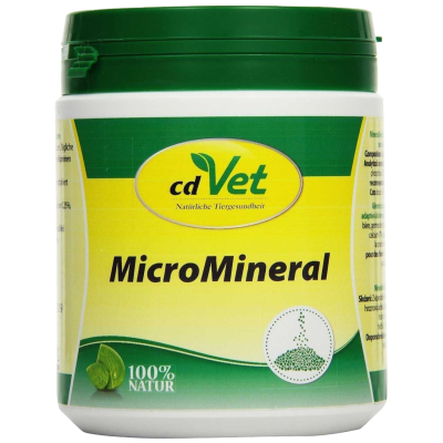 Dose „cdVet MicroMineral“ mit grün-gelbem Etikett und Illustration grüner Körnchen. Aufschrift: „100 % NATUR“.