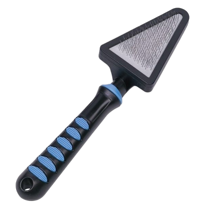 Dreieckige Haustierbürste mit feinen Metallborsten, schwarzem Griff und blauen Griffakzenten für besseren Halt.