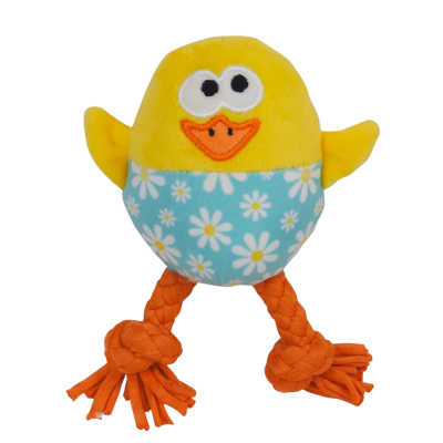 Ein gelbes Plüsch-Küken mit gesticktem Gesicht, türkisfarbenem Bauch mit weißem Blumenmuster und zwei orangefarbenen, geflochtenen Seilbeinen mit Knotenenden.