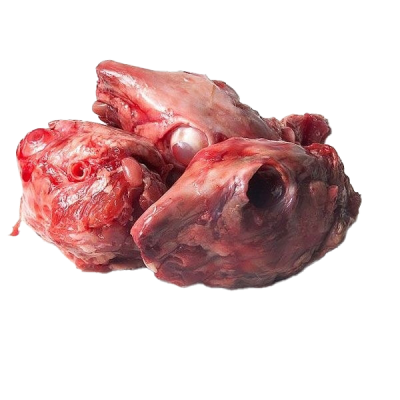 Drei rohe Kaninchenköpfe mit sichtbaren Knochen und Muskelfleisch. Die Köpfe sind rot bis rosafarben und zeigen eine leicht glänzende, feuchte Oberfläche.