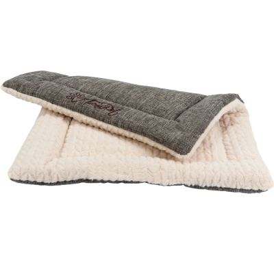 Eine Hundedecke mit weicher Oberseite in Beige und glatter Unterseite in grau melierter Leinenoptik. Auf der Rückseite ist das „TrendPet“-Logo aufgestickt
