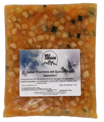 Ein flacher, transparenter Kunststoffbeutel mit weißem Etikett und der Aufschrift „Gelber Fruchtmix mit Quinoaflocken“. Der Inhalt besteht aus gelblicher Masse mit gut sichtbaren Würfeln in Weiß, Orange und Dunkelgrün.