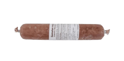 Eine Frostfleischrolle mit weißem Etikett und der Aufschrift „Gemahlen mit Knochen“. Verpackt in einem nicht essbaren Kunstdarm. Die Füllung ist fein gewolft und hellbraun gefärbt.