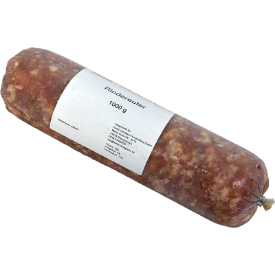 Eine Frostfleischrolle mit weißem Etikett und der Aufschrift „Rindereuter“. Verpackt in einem nicht essbaren Kunstdarm. Die Füllung ist gewolft, blassrosa und leicht marmoriert. 