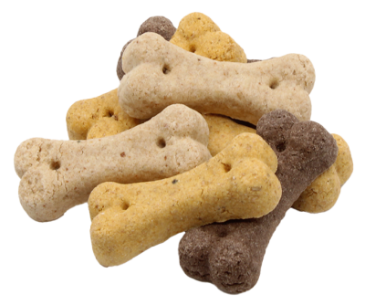 Ein kleiner Stapel hellbrauner, gelber und dunkelbrauner Hundekekse in Knochenform auf weißem Hintergrund.