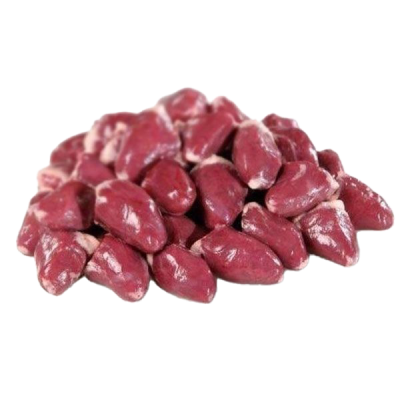 Ein Haufen ganzer, glänzender Hühnerherzen in dunklem Rot mit hellen Anschnitten. Die Oberfläche wirkt glatt und feucht, die Stücke sind oval und kompakt geformt.