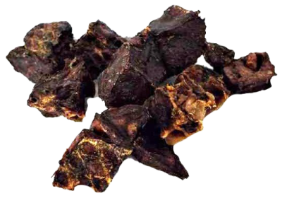 Eine Handvoll unregelmäßiger Stücke getrockneter Pferdelunge mit dunkler, bräunlich-schwarzer Farbe und luftiger, poröser Struktur mit teilweise helleren Schnittkanten.