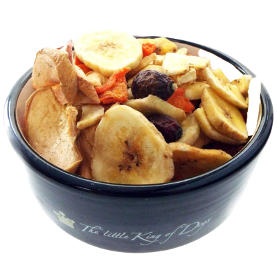 Schwarze Schale mit gemischten, getrockneten Früchten wie Bananenchips und Apfelscheiben in verschiedenen Beige- und Brauntönen auf hellem Hintergrund.