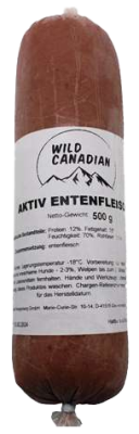 Eine Frostfleischrolle mit weißem Etikett und der Aufschrift „Aktiv Entenfleisch“. Verpackt in einem nicht essbaren Kunstdarm. Die Füllung ist fein gewolft und rotbraun.