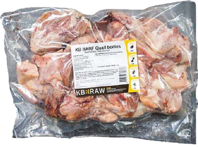 Eine gefrorene Portion „BARF Wachtelkörper“ in transparenter Kunststoffverpackung. Darin liegen mehrere helle, fleischige Stücke mit Knochen, teils rötlich gefärbt.