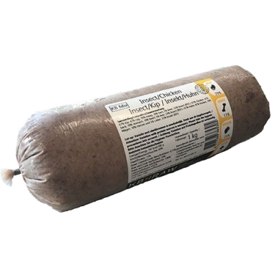 Eine Frostfleischrolle mit beigem Etikett und der Aufschrift „Insect/Chicken“. Verpackt in einem nicht essbaren Kunstdarm. Die Füllung ist hellbraun und fein gewolft.