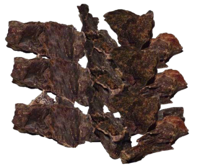  Mehrere dunkelbraune, unregelmäßig geformte Stücke getrocknetes Rinderherz mit rauer, faseriger Oberfläche und leicht glänzender Struktur, auf weißem Hintergrund fotografiert.