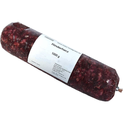 Eine Frostfleischrolle mit weißem Etikett und der Aufschrift „Rinderherz“. Verpackt in einem nicht essbaren Kunstdarm. Die Füllung ist fein gewolft und tief dunkelrot mit kleinen hellen Stücken.