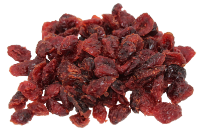 Ein lose aufgeschütteter Haufen getrockneter Cranberrys. Die Früchte sind halbiert, leicht runzelig und zeigen ein tiefrotes bis dunkelrotbraunes Fruchtfleisch.