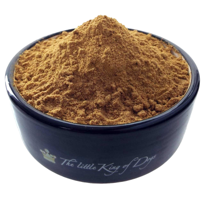 Ein schwarzer Keramiknapf mit einer mittelbraunen Pulverfüllung in Kegelform, glatt gemahlen und trocken, ohne sichtbare Beimischungen oder Strukturvariationen.