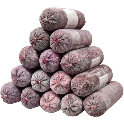 Eine Frostfleischrollen-Pyramide aus 15 runden Rollen in graulila Kunstdarm. Die Füllung ist rötlich und von weißen Eiskristallen überzogen. Verpackt in nicht essbarem Darm.