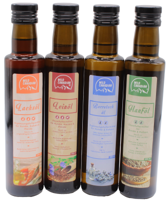 Fünf braune Flaschen mit weißem Schraubdeckel auf einem rustikalen Holztisch. Die Etiketten zeigen die Sorten Nachtkerzenöl, Schwarzkümmelöl, Lachsöl und Hanföl in verschiedenen Größen.