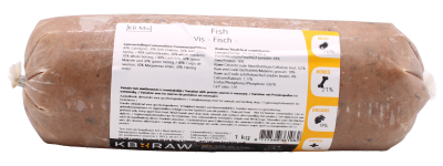 Eine Frostfleischrolle mit hellbraunem Inhalt und kleinen dunklen Stücken. Auf dem weißen Etikett steht „Fish – Vis – Fisch“. Verpackt im nicht essbaren Kunstdarm, Etikett mit gelben Symbolfeldern.