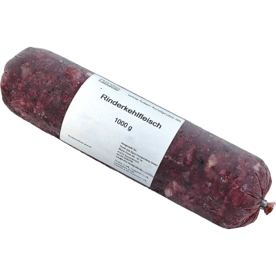 Eine Frostfleischrolle mit weißem Etikett und der Aufschrift ‚Rinderkehlfleisch‘. Verpackt in einem nicht essbaren Kunstdarm. Die Füllung ist grob gewolft mit Knorpelstücken.